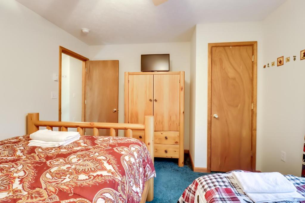 Postel nebo postele na pokoji v ubytování Pet-Friendly Pocono Lake Oasis with Game Room!