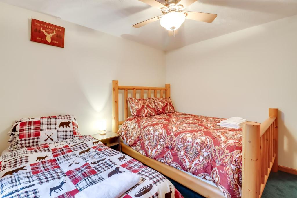 Postel nebo postele na pokoji v ubytování Pet-Friendly Pocono Lake Oasis with Game Room!