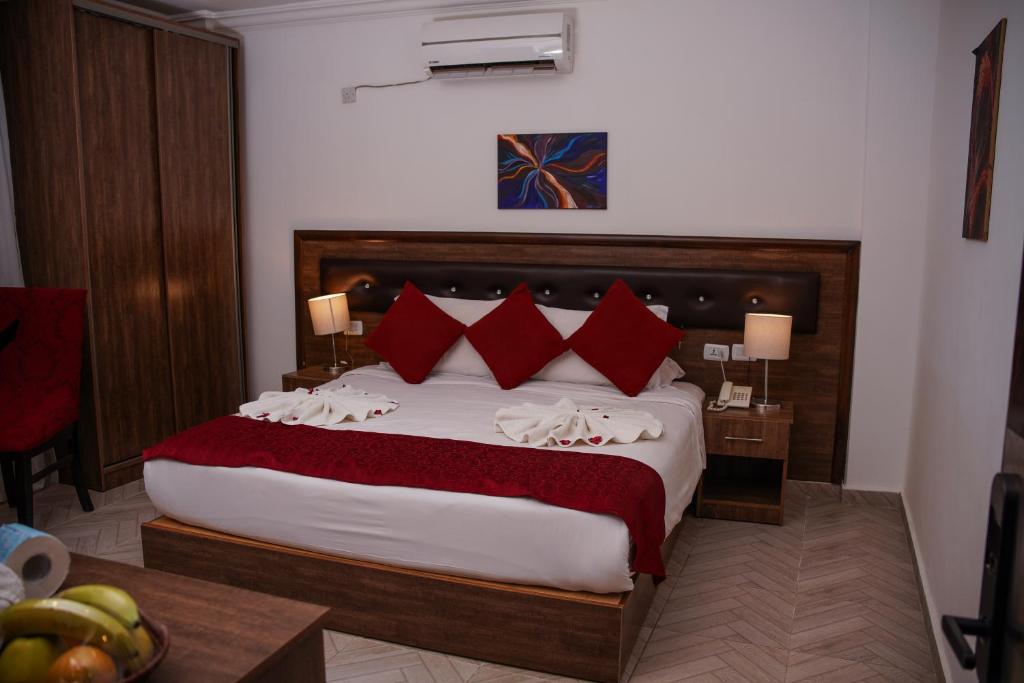 Postel nebo postele na pokoji v ubytování Petra Corner Hotel