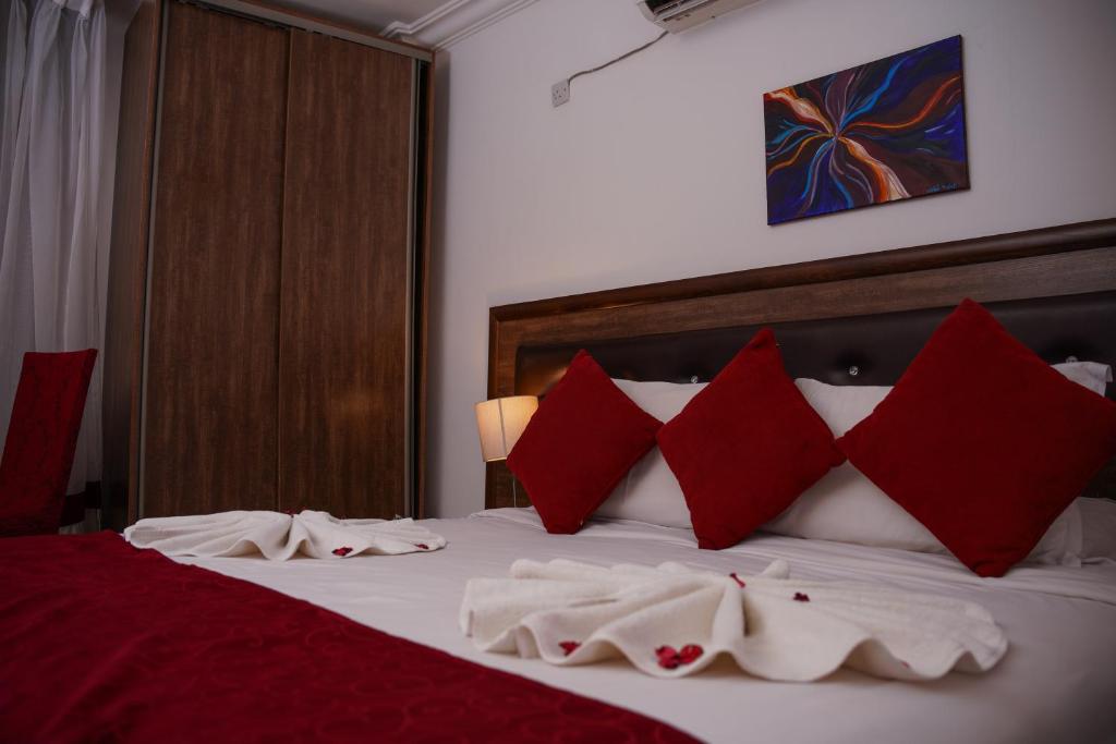 Postel nebo postele na pokoji v ubytování Petra Corner Hotel