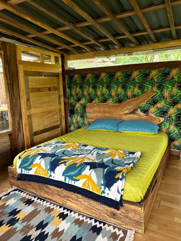 una camera da letto con un letto in una stanza di "refugio entre montañas" lalomaecolodge a Dosquebradas