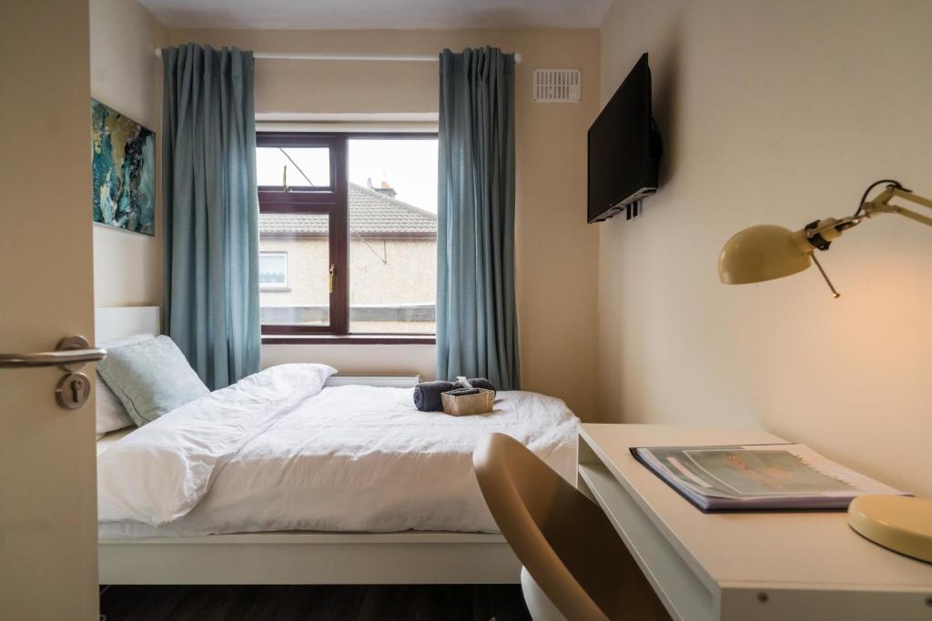 Postel nebo postele na pokoji v ubytování Dublin Suburban Haven