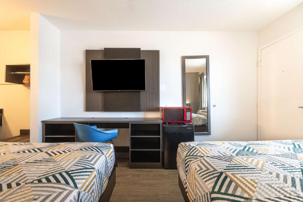 Motel 6-Rolling Meadows, IL - Chicago Northwest - Deluxe Queen Suite