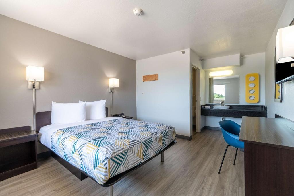 Motel 6-Rolling Meadows, IL - Chicago Northwest - Deluxe Suite