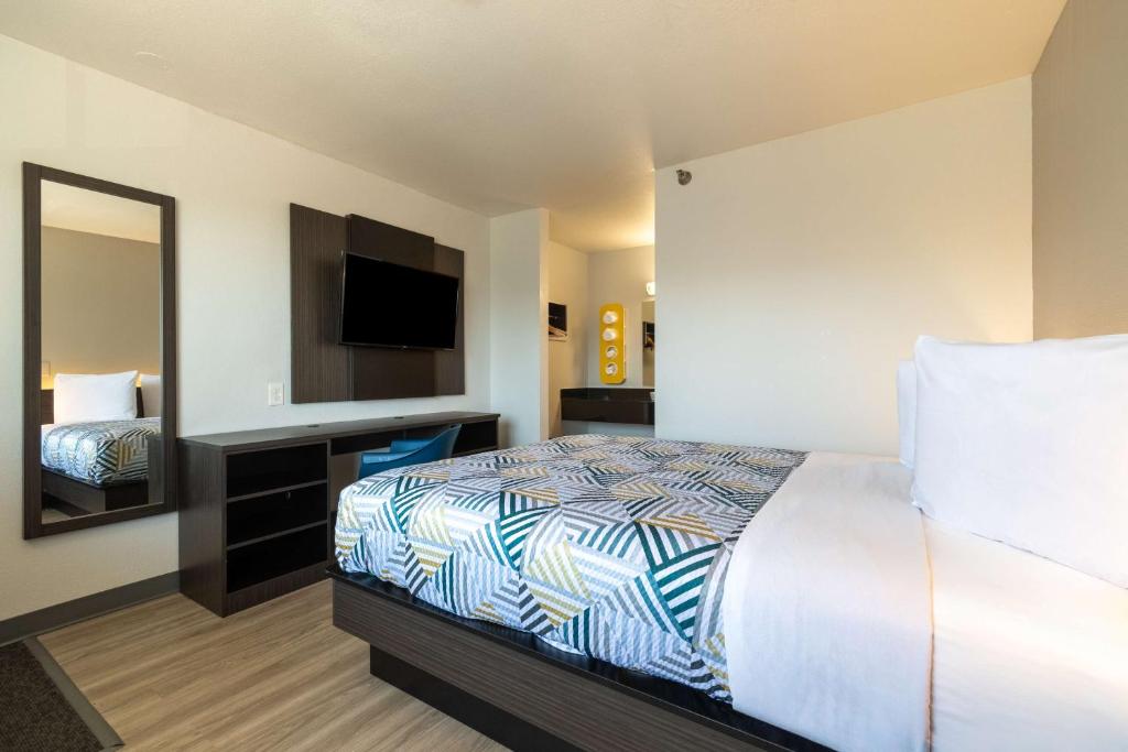 Motel 6-Rolling Meadows, IL - Chicago Northwest - Queen Room