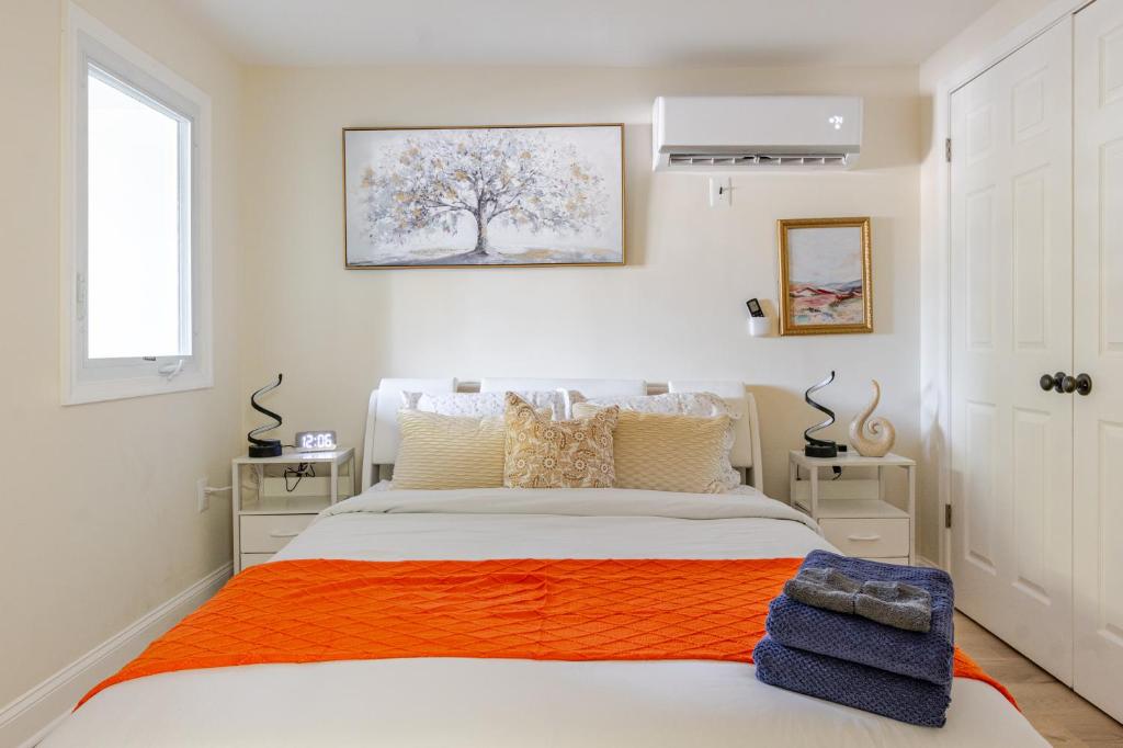 a bedroom with a bed with an orange blanket at Renovated 5BR DC Home Naer Capitol Area Free Parking in Washington