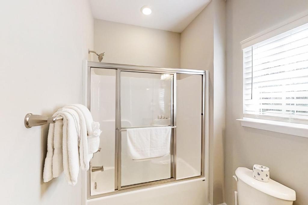 a bathroom with a shower and a toilet at Old Bryan Salento - B in Myrtle Beach