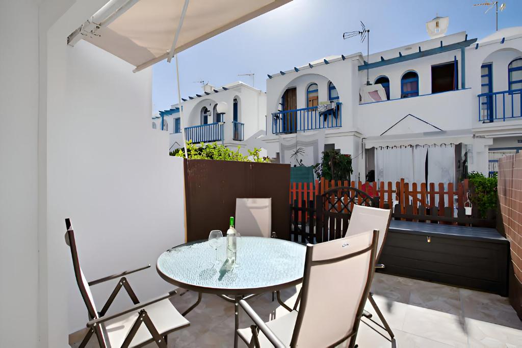 A balcony or terrace at Cosy 1 Bedroom Bungalow Apartment