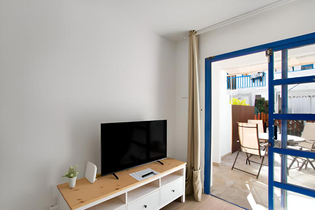 A television and/or entertainment centre at Cosy 1 Bedroom Bungalow Apartment