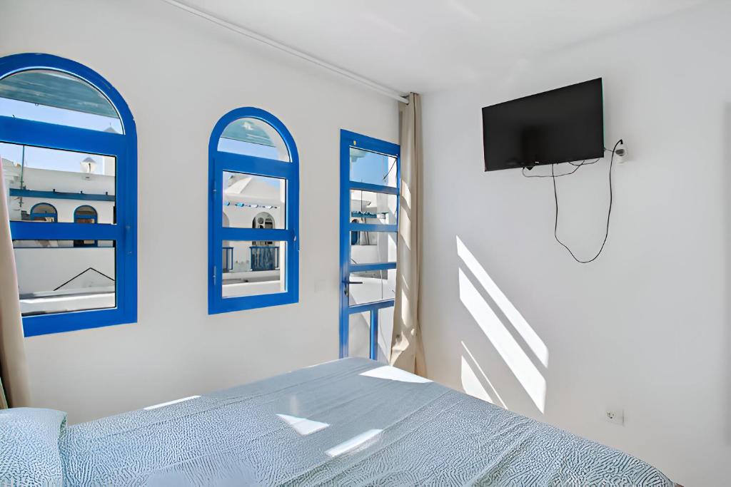 A television and/or entertainment centre at Cosy 1 Bedroom Bungalow Apartment