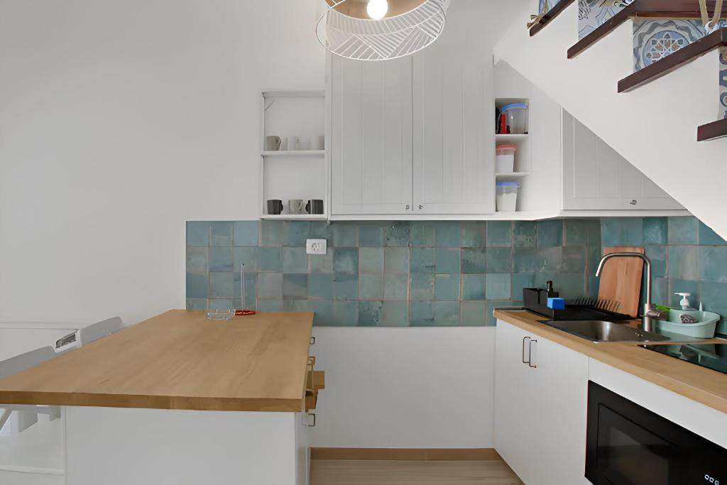 A kitchen or kitchenette at Cosy 1 Bedroom Bungalow Apartment