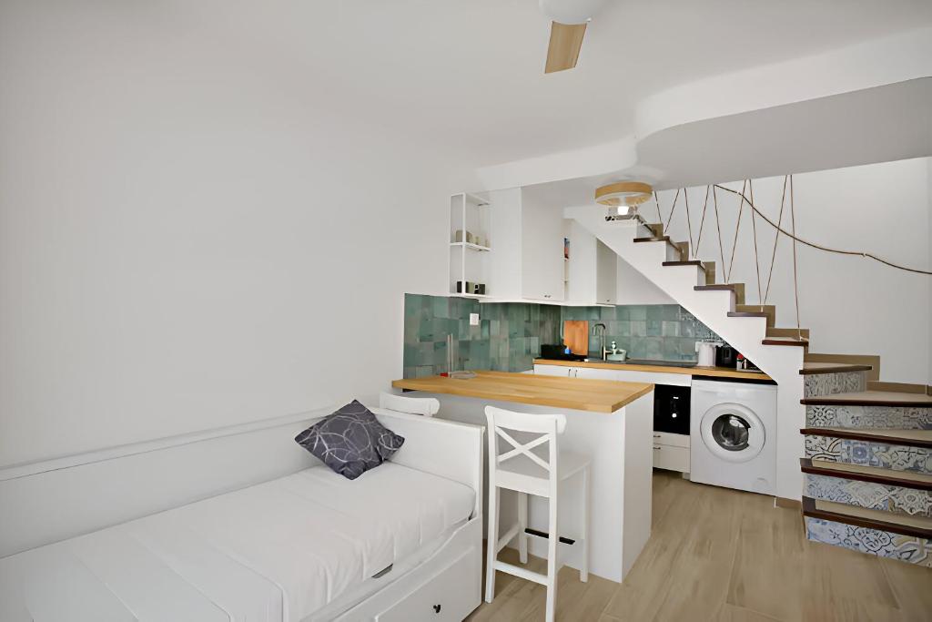 A kitchen or kitchenette at Cosy 1 Bedroom Bungalow Apartment