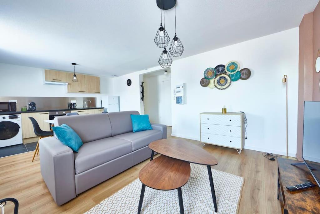 un salon avec un canapé et une table dans l'établissement BM-3 Appartement au 3ème étage - F2 - 1 à 4 pers, à Mulhouse