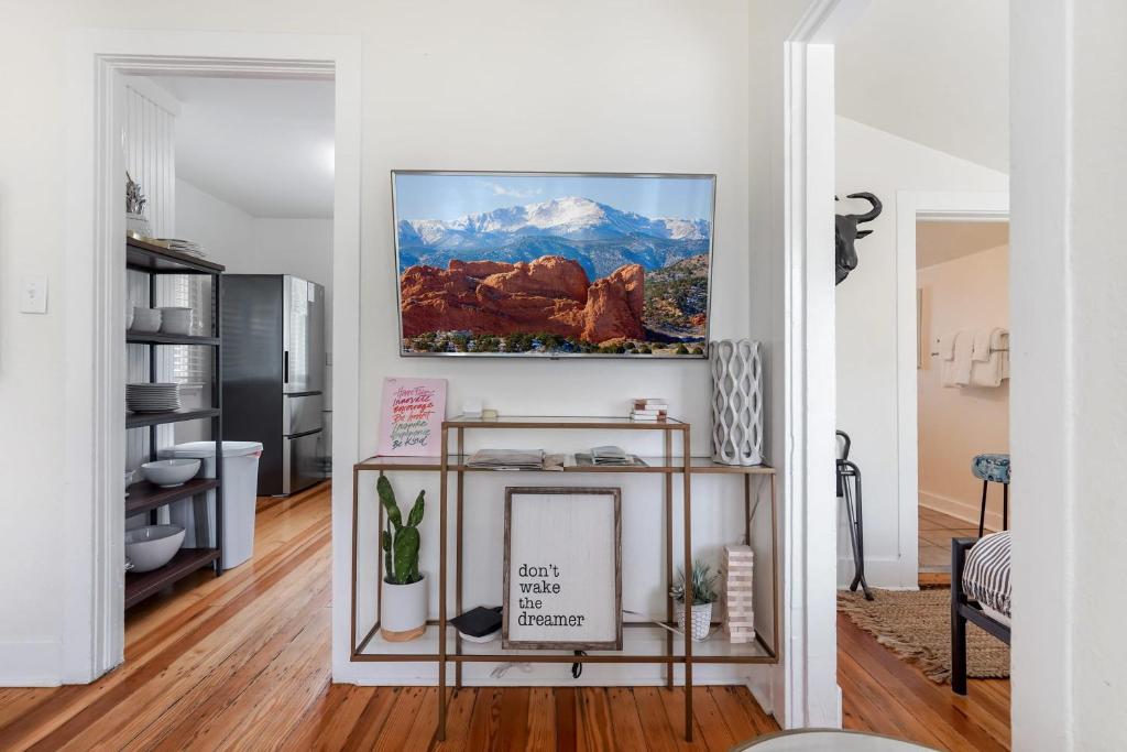 TV a/nebo společenská místnost v ubytování Vintage Tiny House CUTE 1BDRM Big Appeal