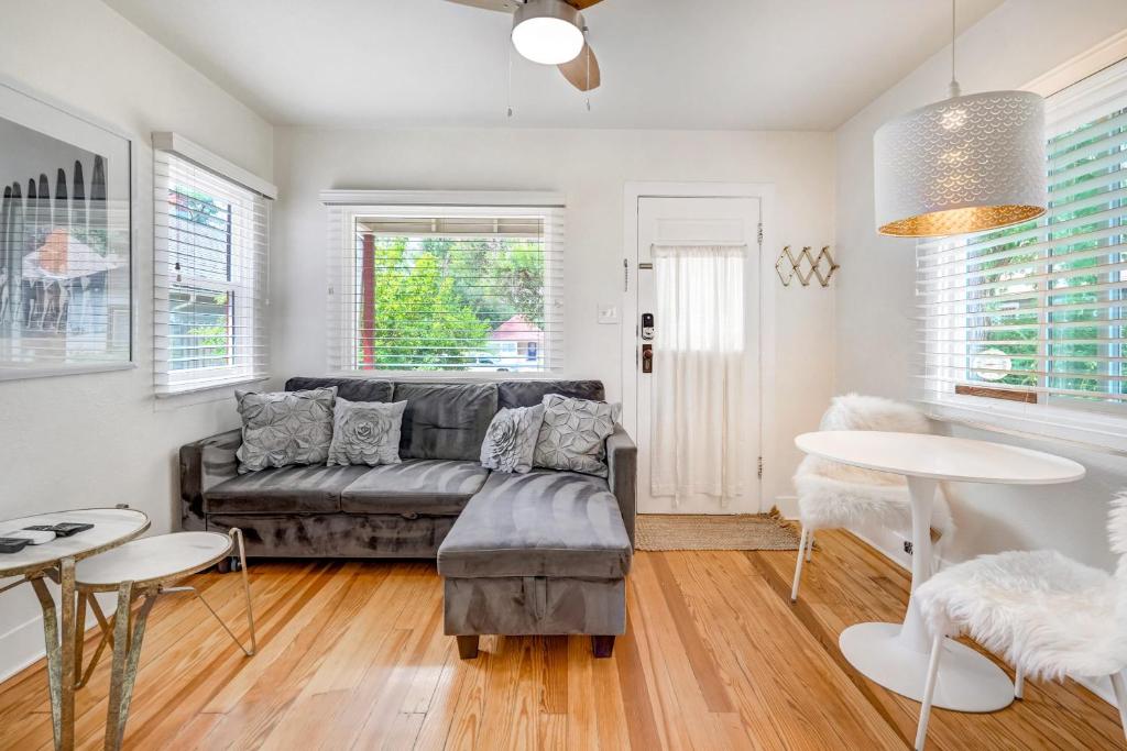 Posezení v ubytování Vintage Tiny House CUTE 1BDRM Big Appeal
