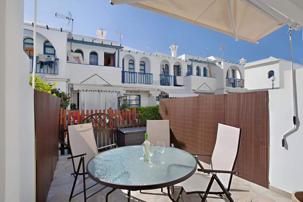 A balcony or terrace at Cosy 1 Bedroom Bungalow Apartment