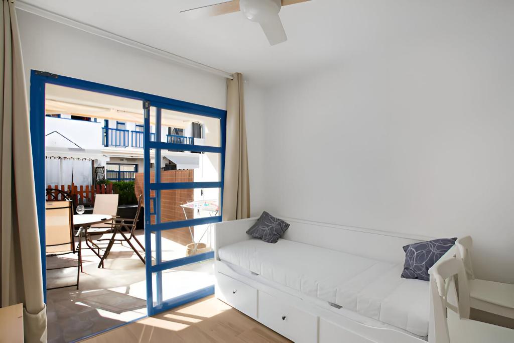 A bed or beds in a room at Cosy 1 Bedroom Bungalow Apartment