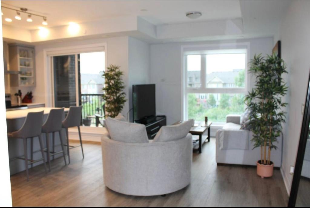 Et tv og/eller underholdning på Oakville Townhouse Amazing Rooftop