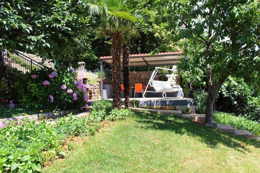 Zahrada ubytování Apartments with parking spaces Opric, Opatija - 7753