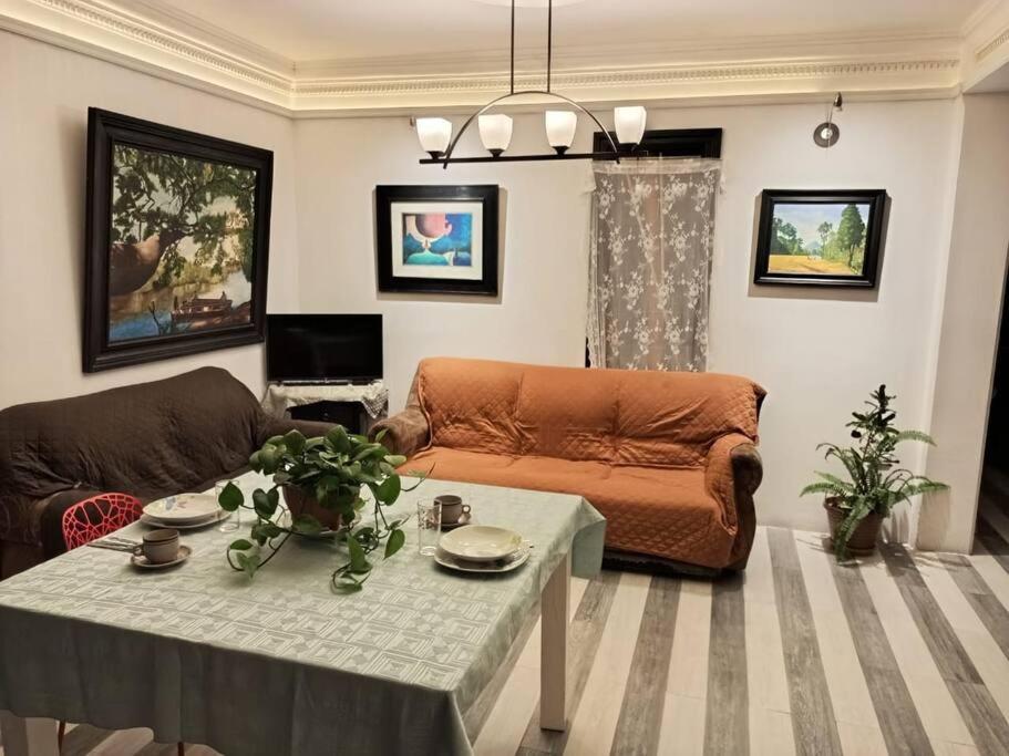 a living room with a couch and a table at Apartamento Pana Casa Santa Elena Céntrico in Panajachel