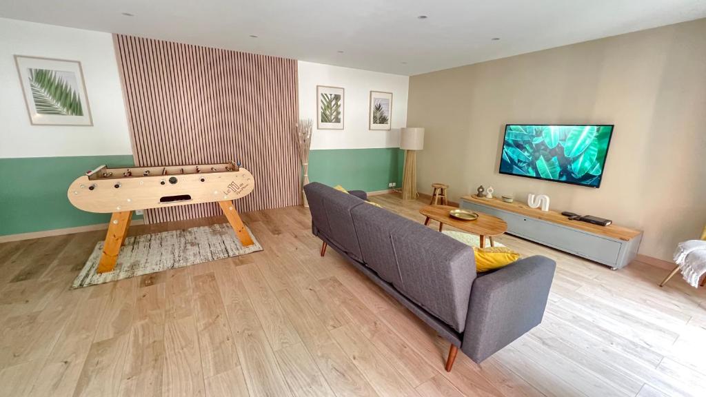 - un salon avec un canapé et un billard dans l'établissement PALM SERENITY avec jardin - Paris - Disneyland, à Champs-sur-Marne