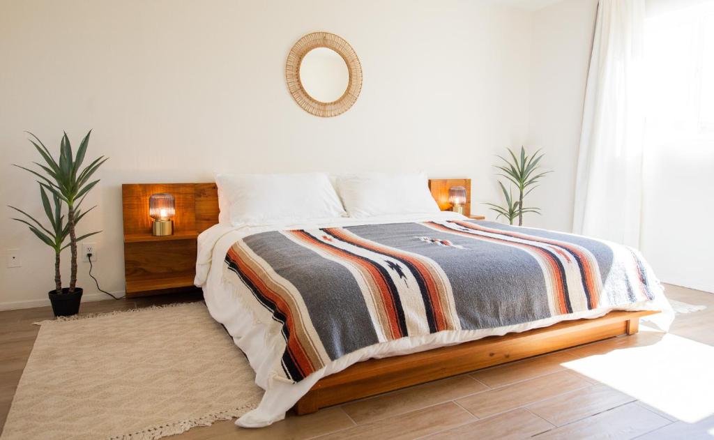 Un pat sau paturi într-o cameră la Joshua Tree West Casa - Hot Tub, Stargazing Dome, King Bed, Level 2 EV