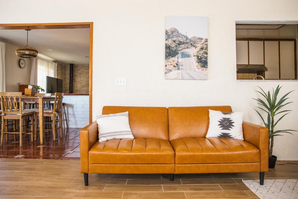 O zonă de relaxare la Joshua Tree West Casa - Hot Tub, Stargazing Dome, King Bed, Level 2 EV