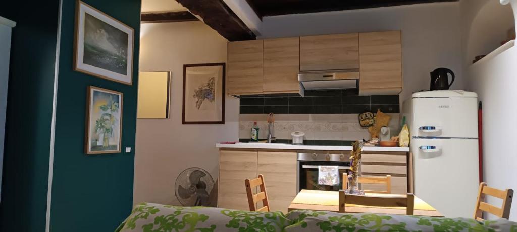 Kuchyň nebo kuchyňský kout v ubytování L' Atelier Velly