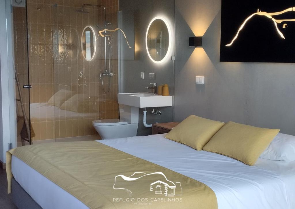 Postel nebo postele na pokoji v ubytování Refúgio dos Capelinhos - Villa e Suites