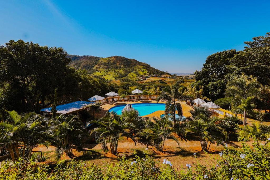 een luchtfoto van een resort met zwembad bij Pousada Vale do Dinossauro in São Pedro