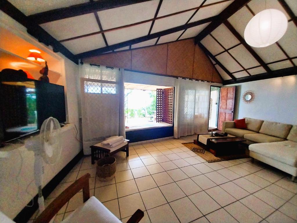 พื้นที่นั่งเล่นของ TAHITI - VAIAVA Beach Cottage