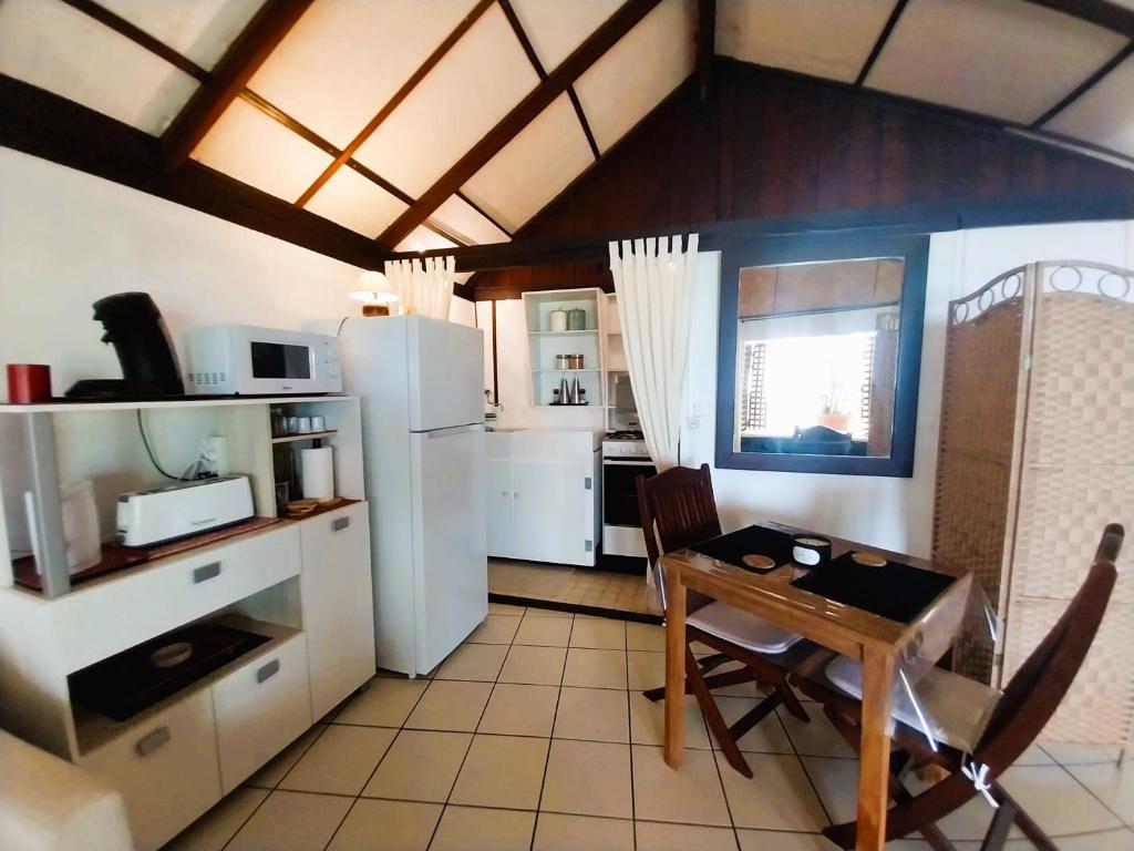 ครัวหรือมุมครัวของ TAHITI - VAIAVA Beach Cottage