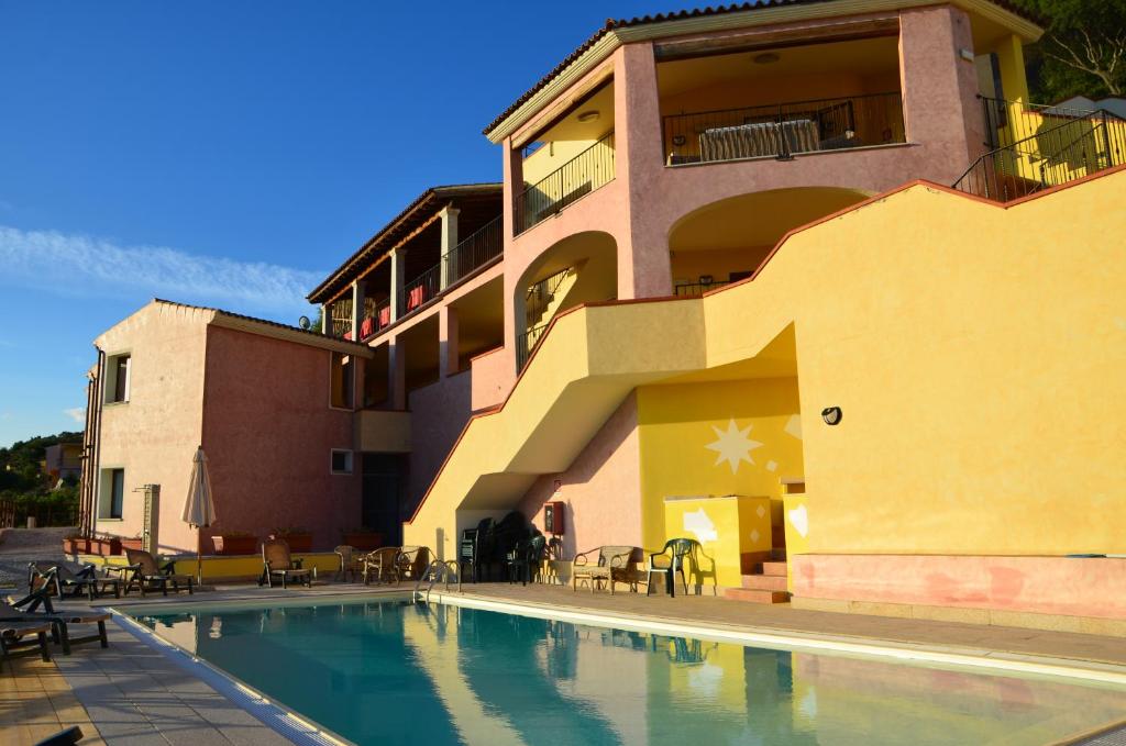 basen przed budynkiem w obiekcie Hotel Castello Budoni w mieście Budoni