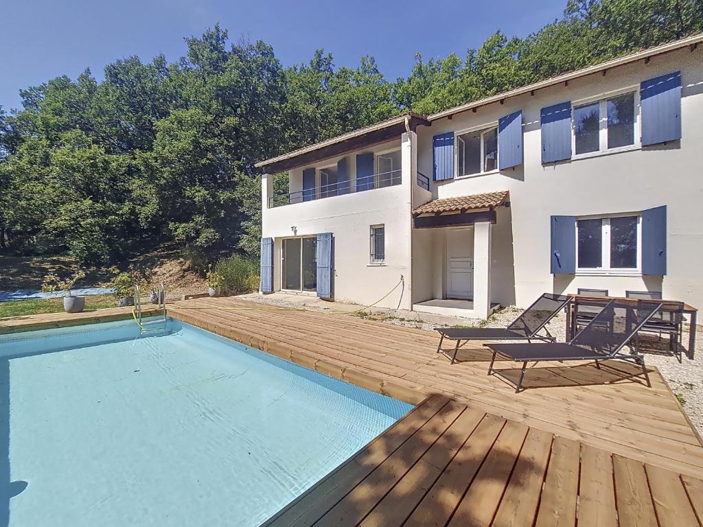 une maison avec une piscine et une terrasse en bois dans l'établissement Location Villa Haut de Gamme à Fayence : Piscine, Lac, Golf, Forêt, Vignobles, 5 Chambres - FR-1-779-8, à Mons