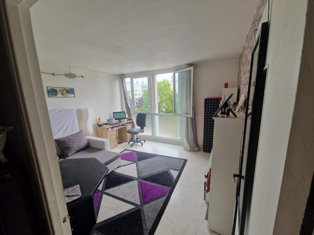 - un salon avec un canapé et un réfrigérateur dans l'établissement appartement entiere, à Soisy-sous-Montmorency