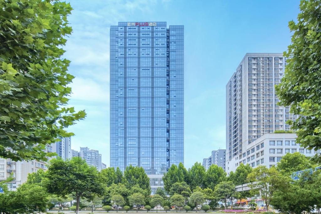 西安市にあるEcharm Plus Hotel - Xi'an Daminggong West Subway Stationの高層ビル群を望む街並み