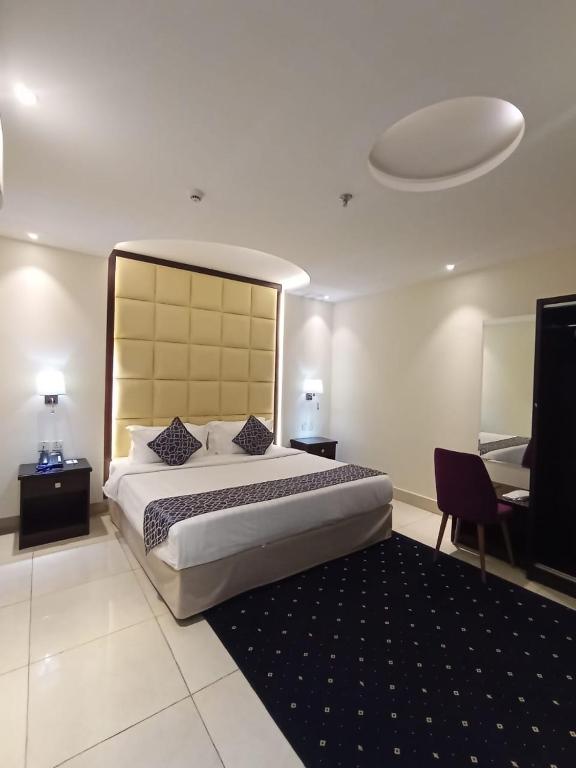 Postel nebo postele na pokoji v ubytování Lamar Al Bawadi Hotel