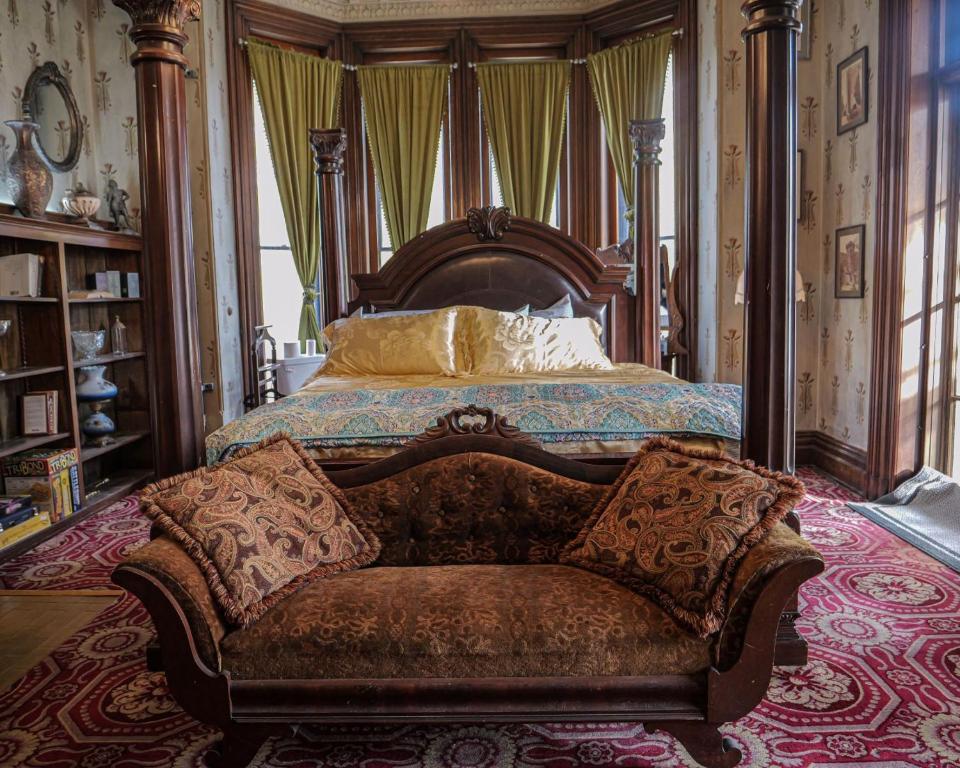 Henderson Castle Inn photo