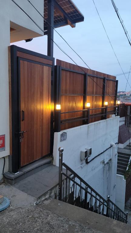 統営市にあるTongyeong Beach Houseの建物側の木製ドア