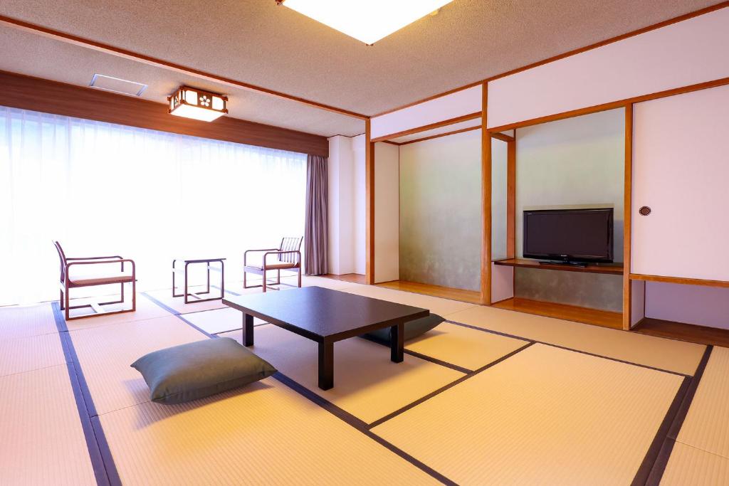 TV a/nebo společenská místnost v ubytování Ooedo Onsen Monogatari Premium Kinugawa Kanko Hotel