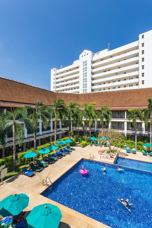 Bazén v ubytování Deevana Patong Resort & Spa nebo v jeho okolí