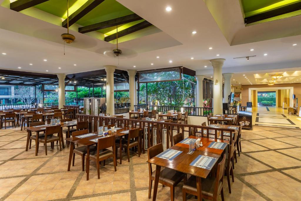 Restaurace v ubytování Deevana Patong Resort & Spa