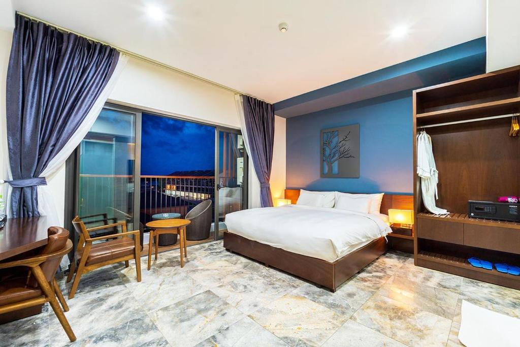 una camera d'albergo con un letto e una scrivania di MOJO Boutique HOTEL a Phu Quoc