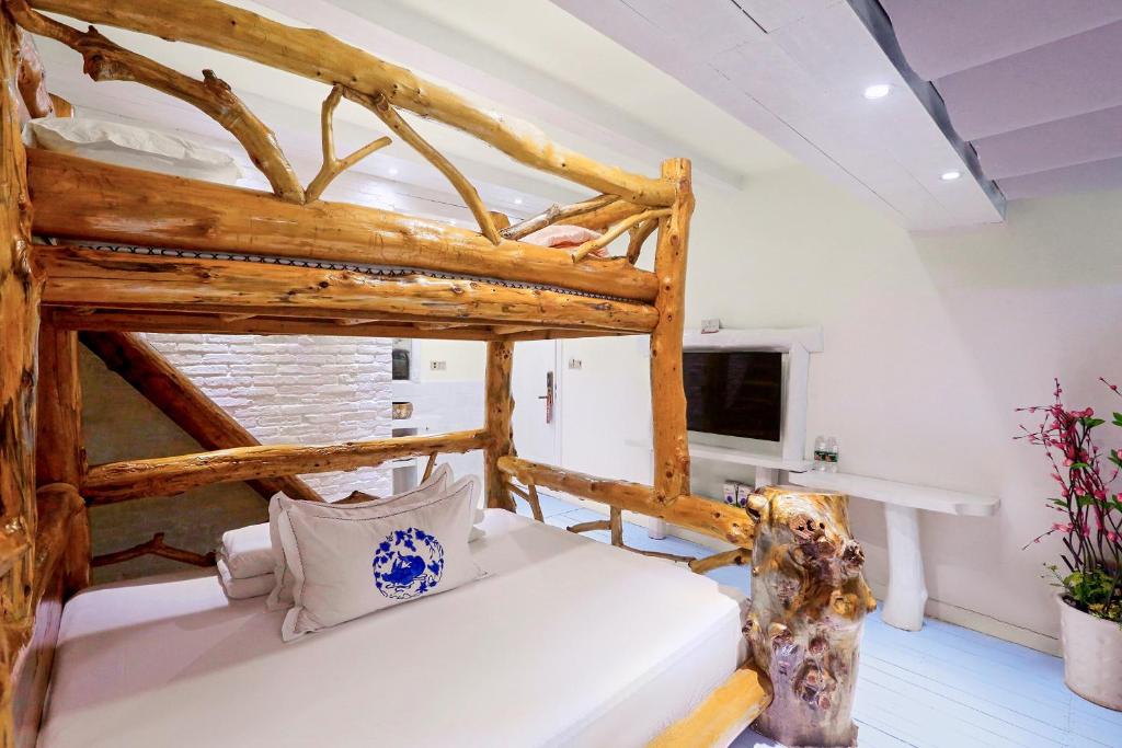 Postel nebo postele na pokoji v ubytování Zhoujia Hostel