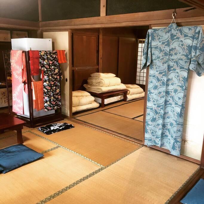 Postel nebo postele na pokoji v ubytování ゲストハウス+カフェわ　１日１組限定！ 築１００年の農家の古民家で宿泊体験、薪でお風呂沸かせます。焚き火もできます。