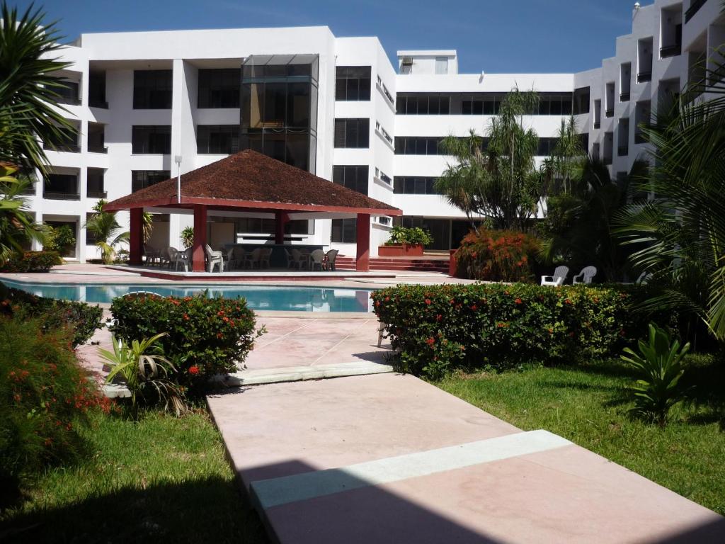 a building with a swimming pool and a gazebo at Hotel Debliz in Campeche