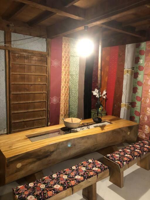 Posezení v ubytování ゲストハウス+カフェわ　１日１組限定！ 築１００年の農家の古民家で宿泊体験、薪でお風呂沸かせます。焚き火もできます。