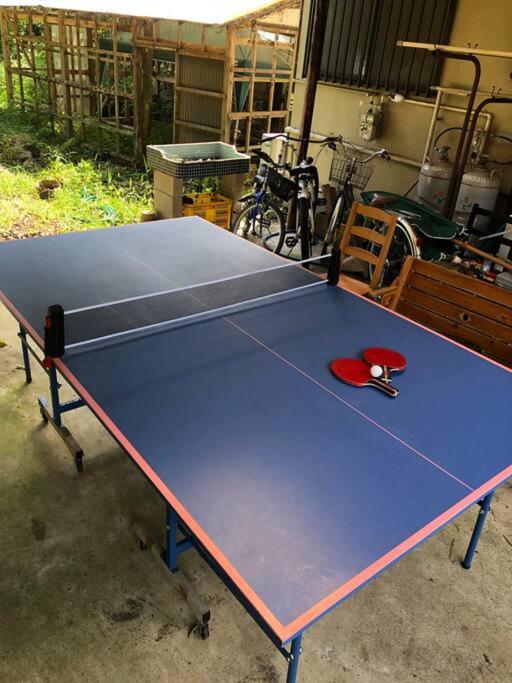 Stolní tenis v ubytování ゲストハウス+カフェわ　１日１組限定！ 築１００年の農家の古民家で宿泊体験、薪でお風呂沸かせます。焚き火もできます。 nebo okolí