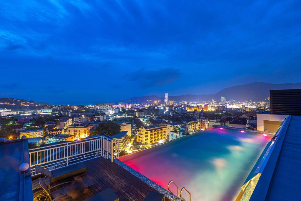Bazén v ubytování Kana Triple L Hotel Phuket普吉岛卡娜3L酒店 nebo v jeho okolí