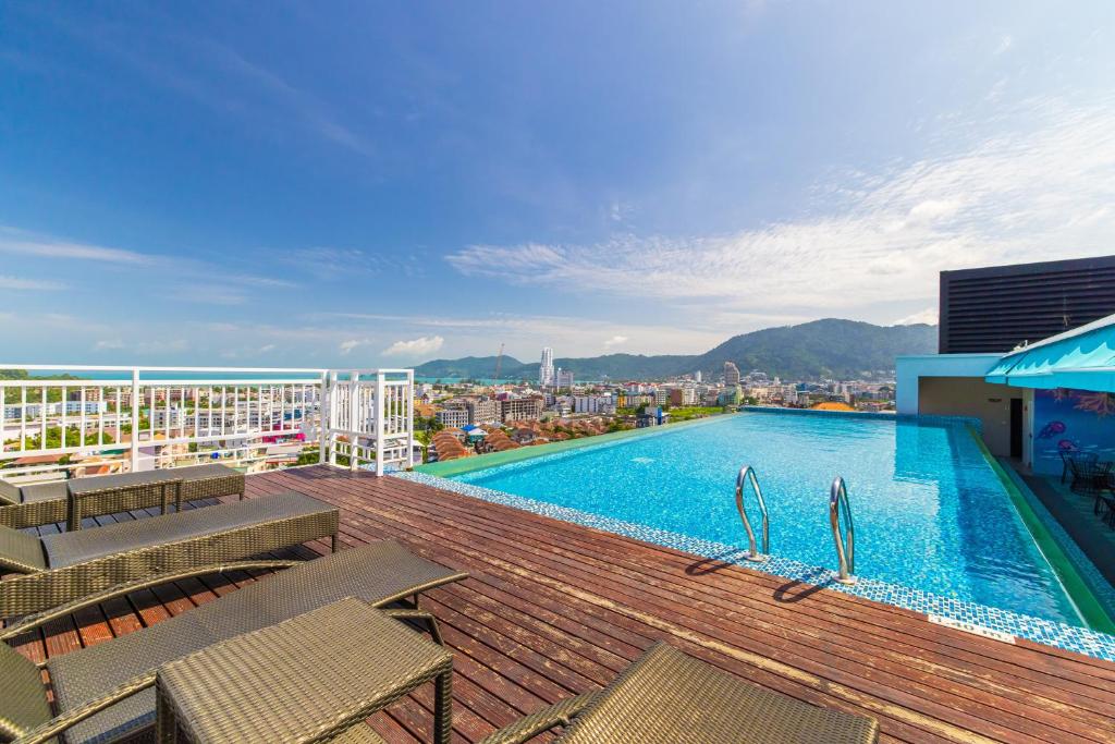Bazén v ubytování Kana Triple L Hotel Phuket普吉岛卡娜3L酒店 nebo v jeho okolí